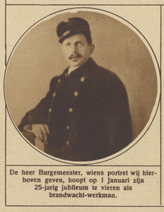 870335 Portret van de heer Burgemeester te Utrecht, die 25 jaar brandwacht-werkman is.